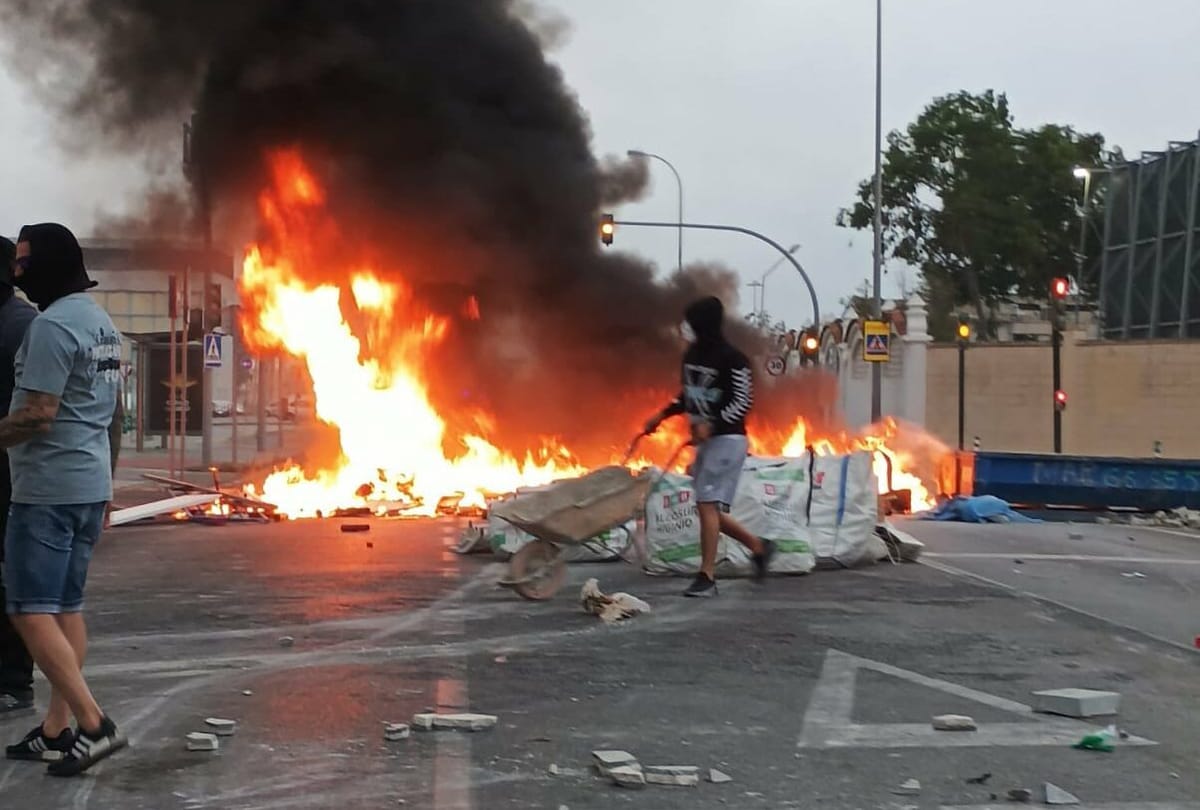 Barricadas, pelotazos y cortes de circulación en la huelga del metal en Cádiz