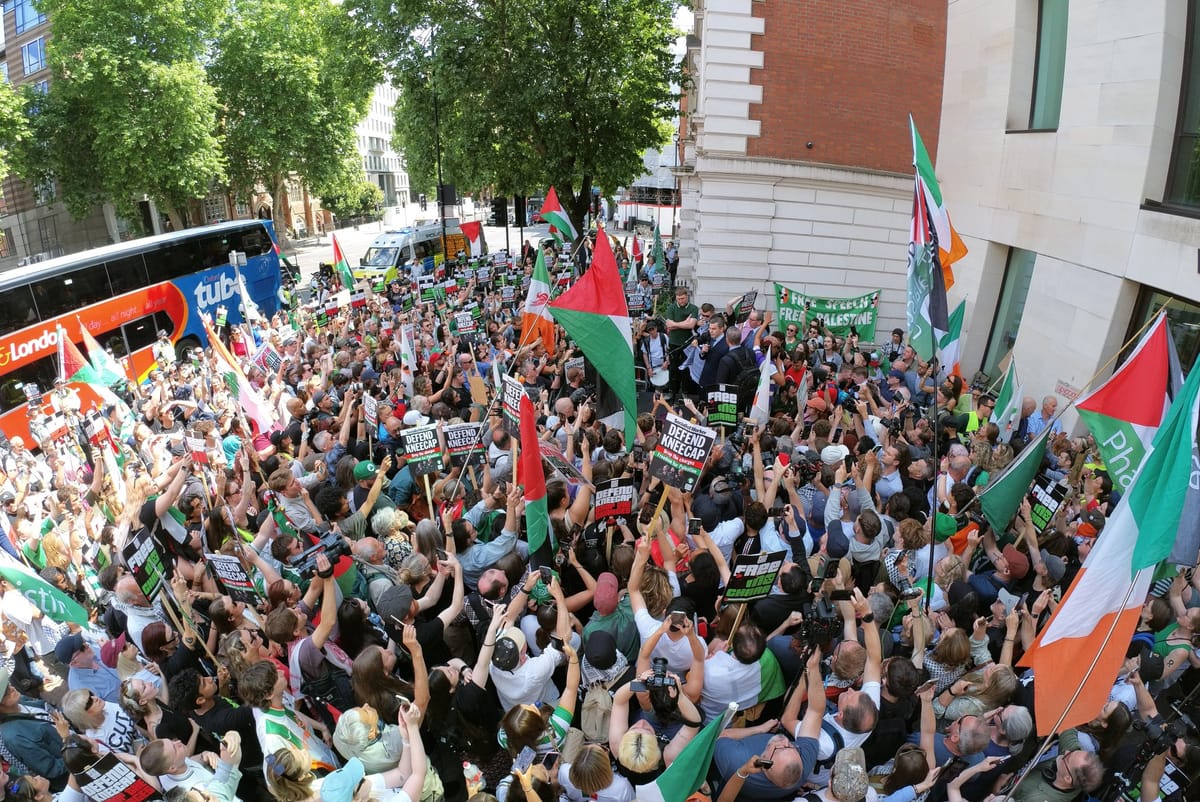 Protestas en Londres tras la imputación al músico Mo Chara