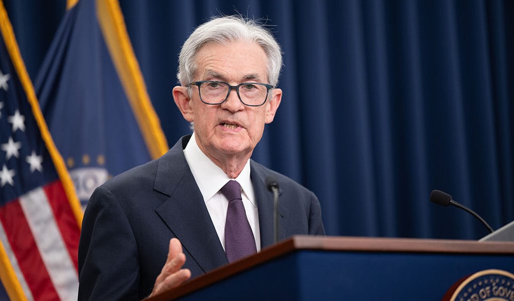 La Fed mantiene los tipos de interés pese a la presión de Trump y prevé menos recortes este año