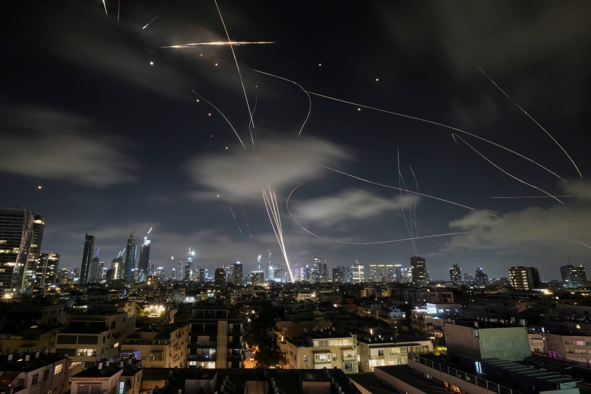 Israel bombardea un reactor nuclear iraní en plena escalada bélica