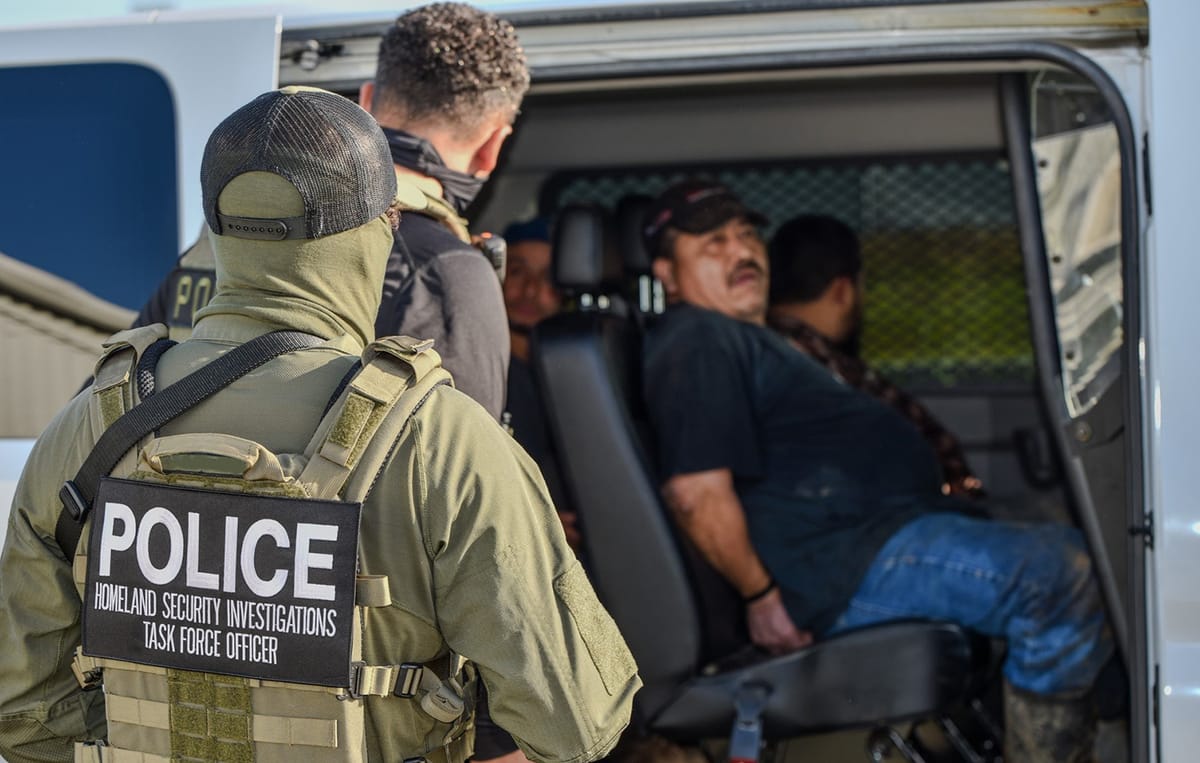 El Supremo de EE.UU. permite a Trump reanudar deportaciones exprés a terceros países