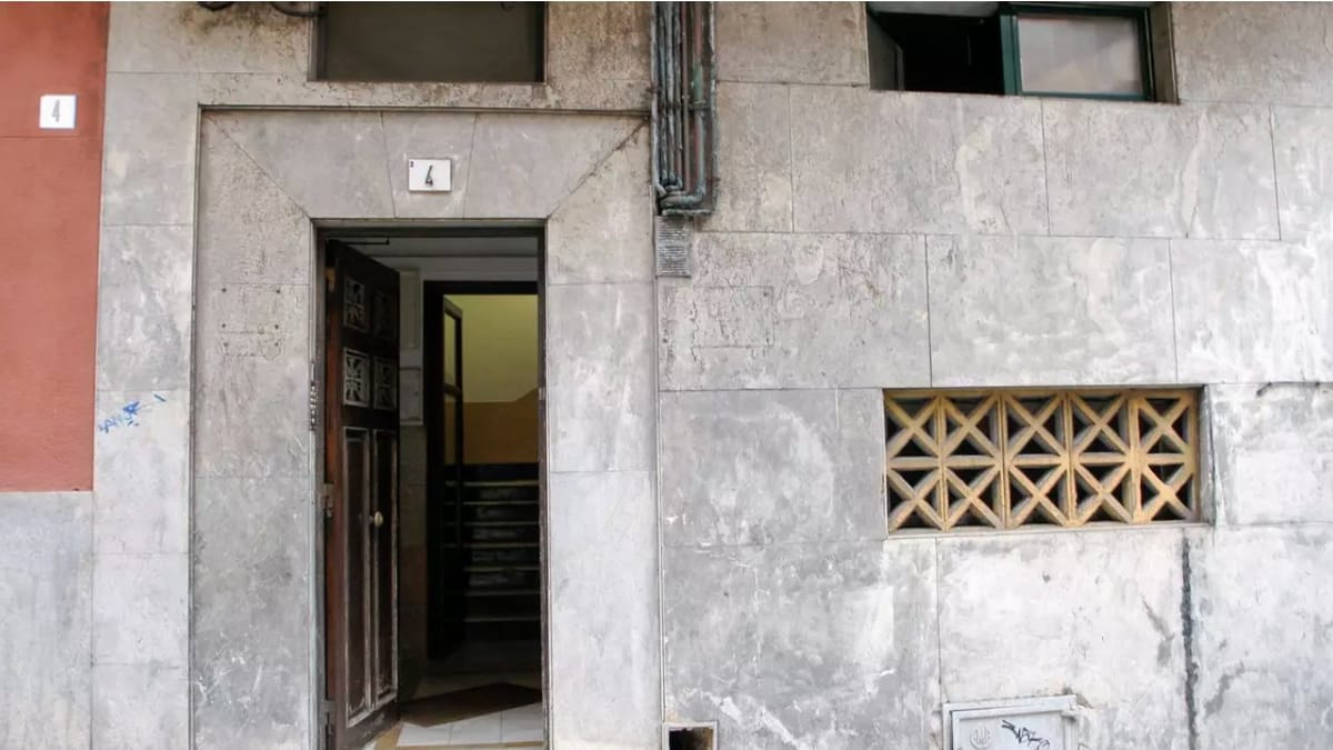 Hallan el cuerpo de una mujer desaparecida en un cubo de basura en una vivienda de Xixón