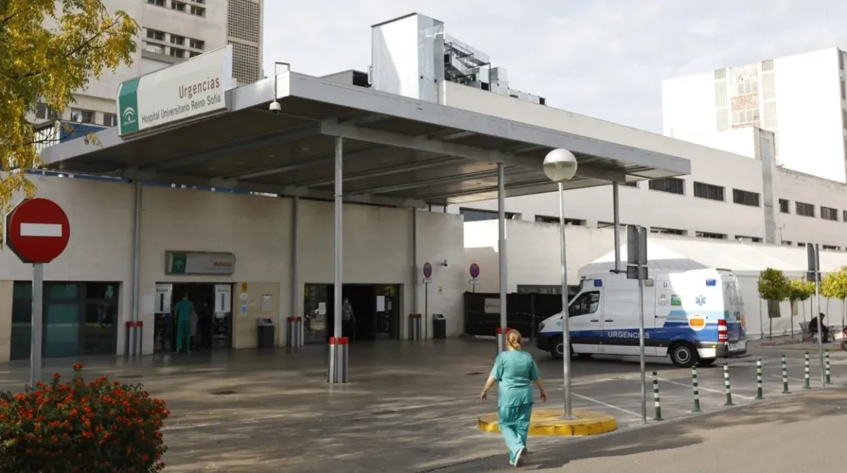 Fallece un trabajador en Córdoba por golpe de calor mientras instalaba un cartel en la calle