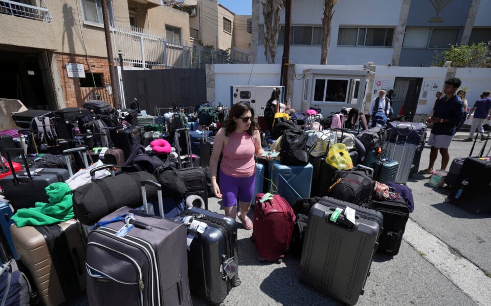 Miles de israelíes huyen tras la escalada del conflicto, pero el Gobierno restringe las salidas