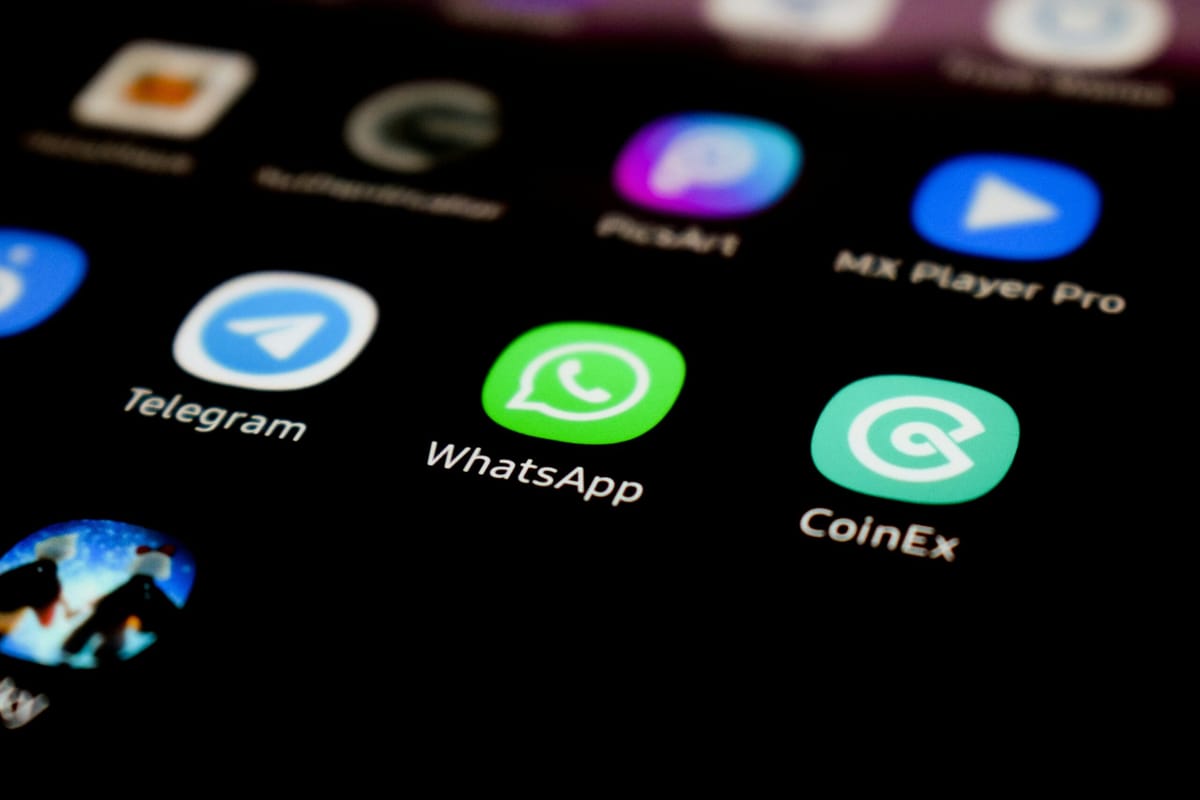 Irán insta a sus habitantes a eliminar WhatsApp y Telegram