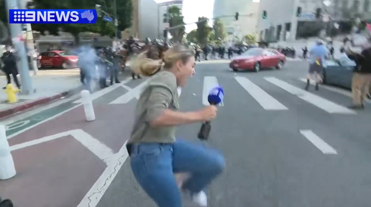 La policía de Los Ángeles dispara una bala de goma a una periodista durante las protestas