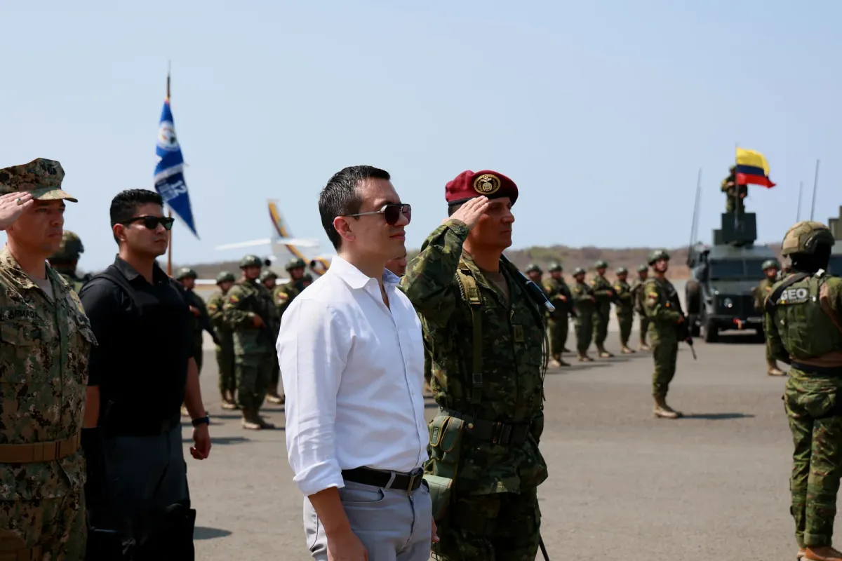 Ecuador aprueba enmienda constitucional que permite bases militares extranjeras