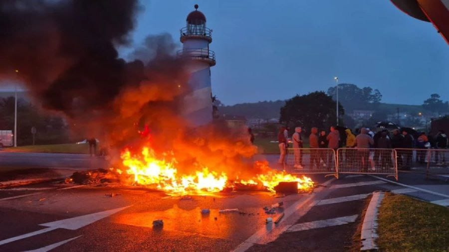 Barricadas, piquetes y amplio seguimiento en el segundo día de la huelga del metal en Cantabria