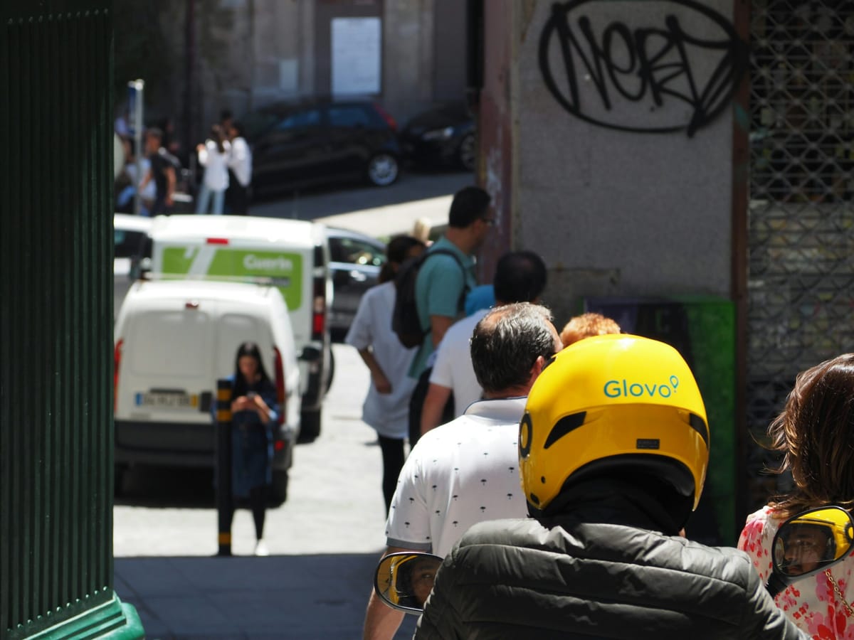 Condenan a Glovo por emplear como falsos autónomos a 3.572 repartidores en Barcelona