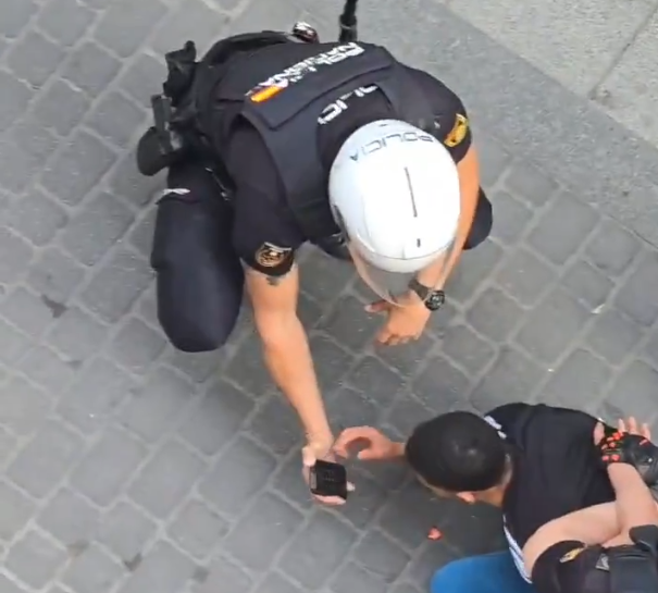 Policías obligan a un detenido a desbloquear su móvil para borrar vídeos a cambio de su liberación