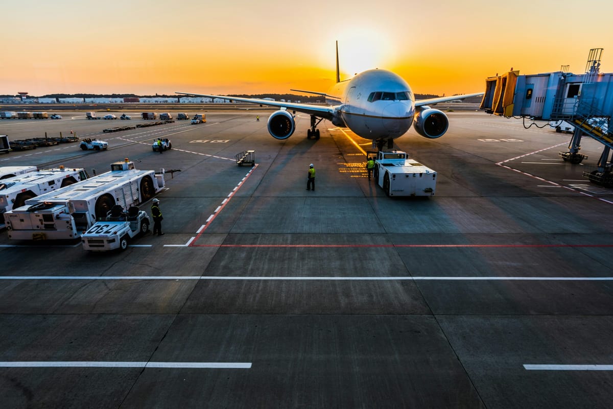 Aerolíneas suspenden vuelos y evitan espacio aéreo en Oriente Medio tras ataques en Irán