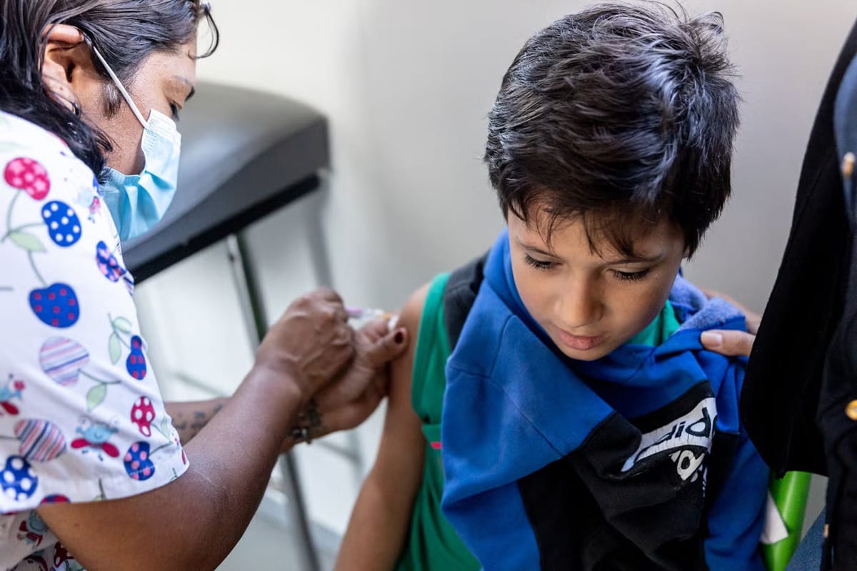 Vacunación infantil estancada deja a millones de niños vulnerables a enfermedades prevenibles