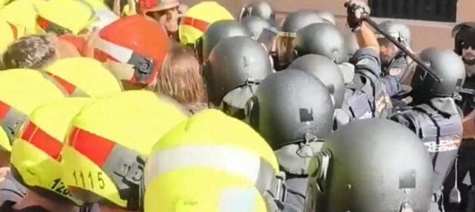 La Policía carga contra los bomberos que exigen refuerzo de plantilla en València