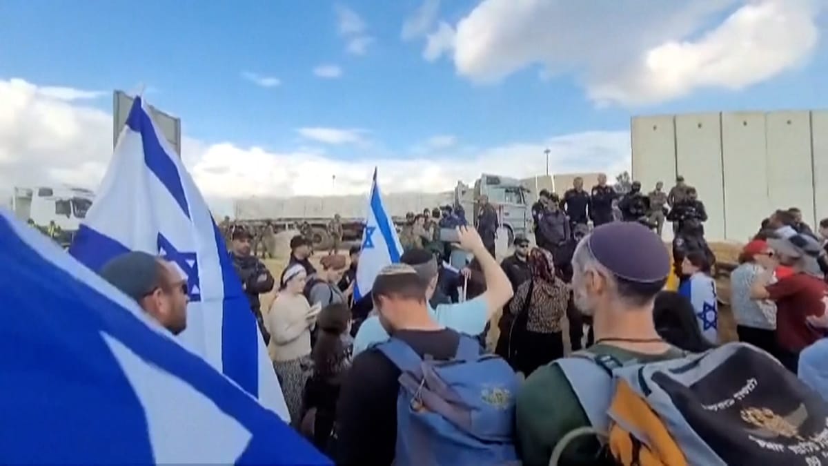 Israelíes bloquean camiones de ayuda humanitaria a Gaza