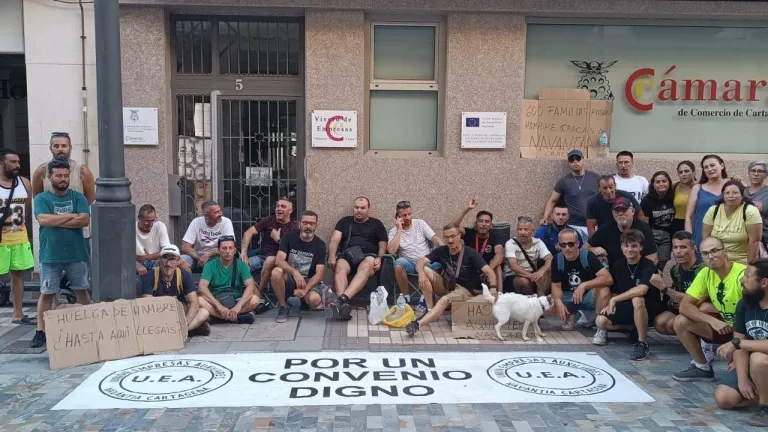 Un grupo trabajadores de las auxiliares de Navantia en Cartagena inicia una huelga de hambre