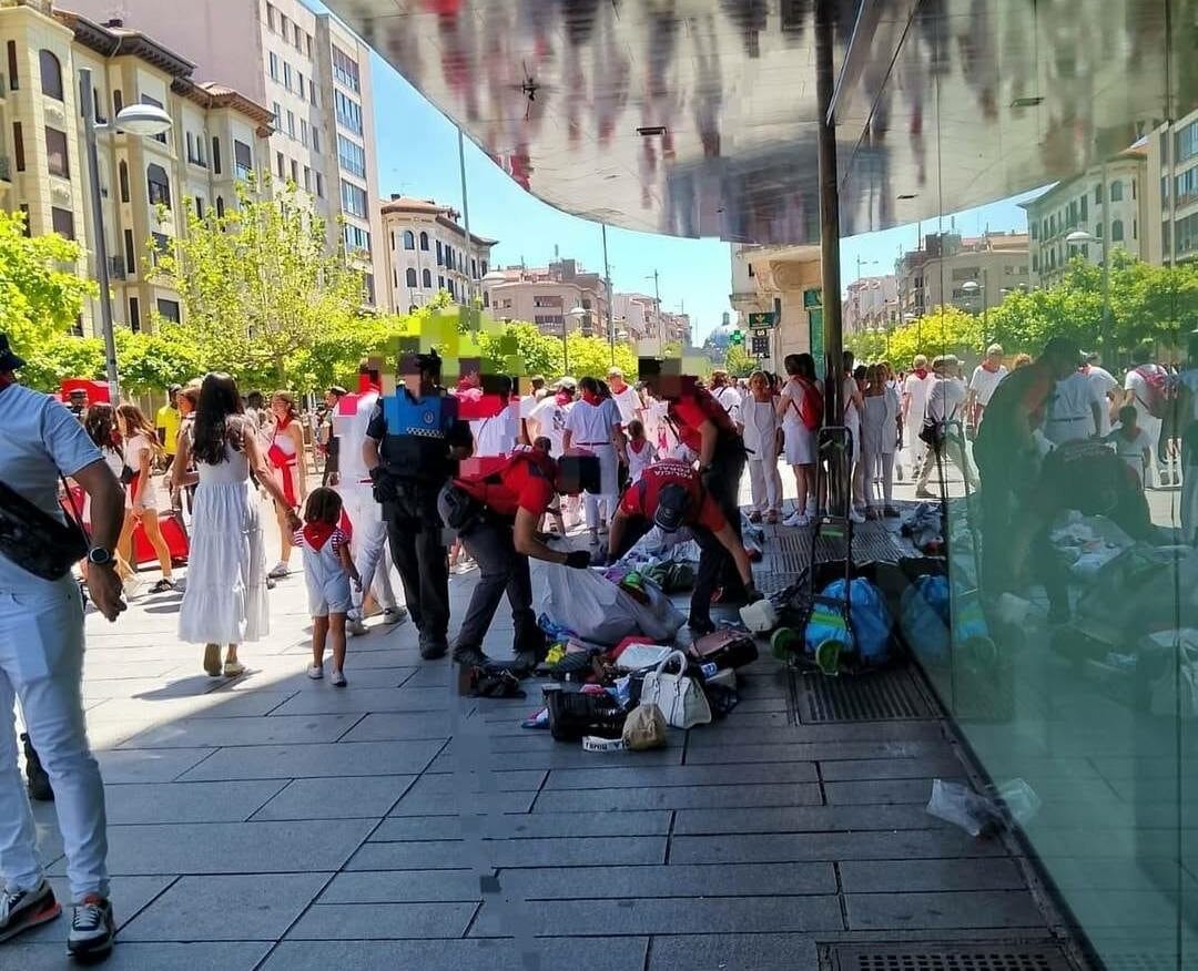 La Policía arremete contra los vendedores ambulantes en Sanfermines