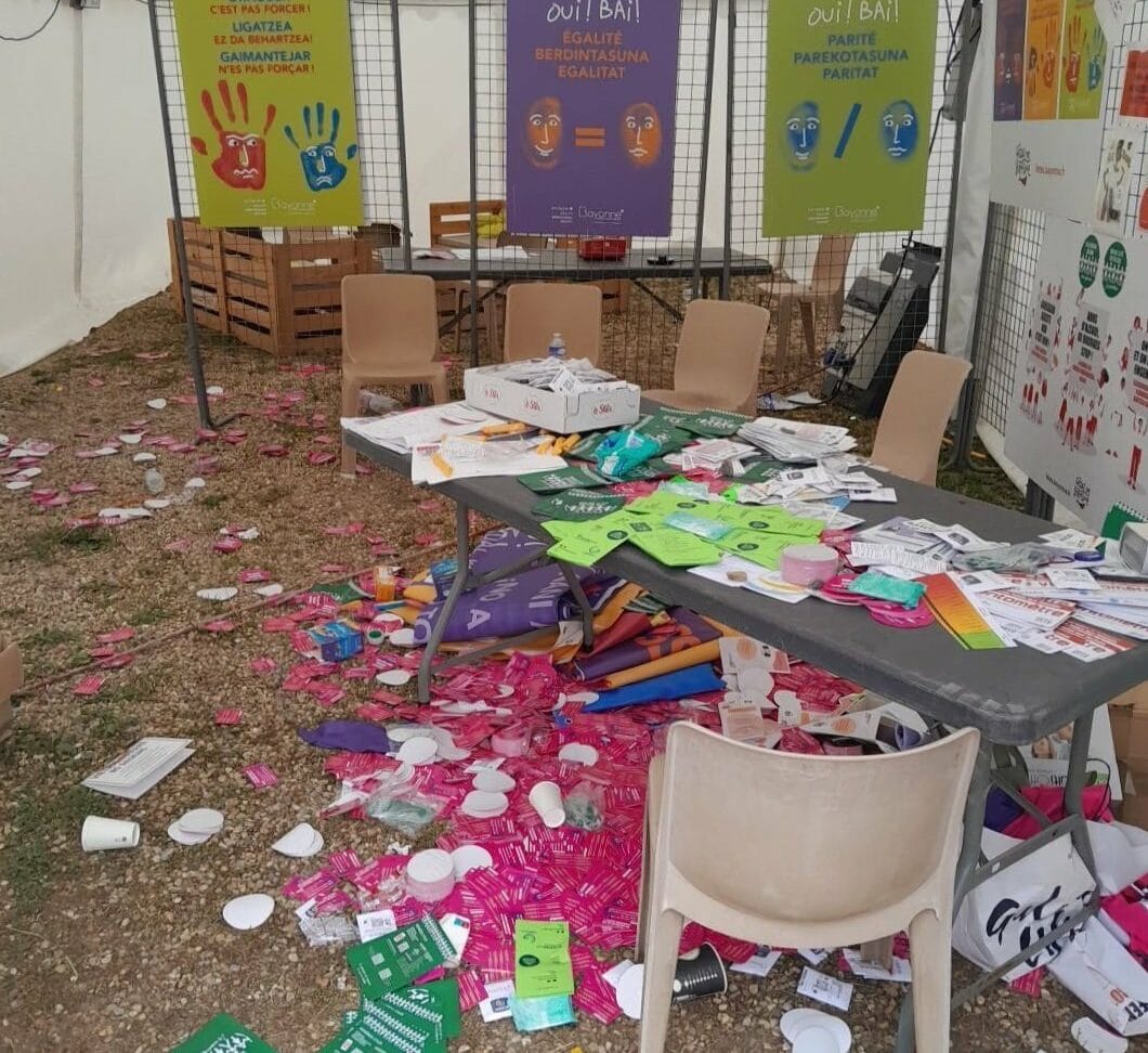 Atacan un punto de prevención contra las agresiones sexuales en Baiona