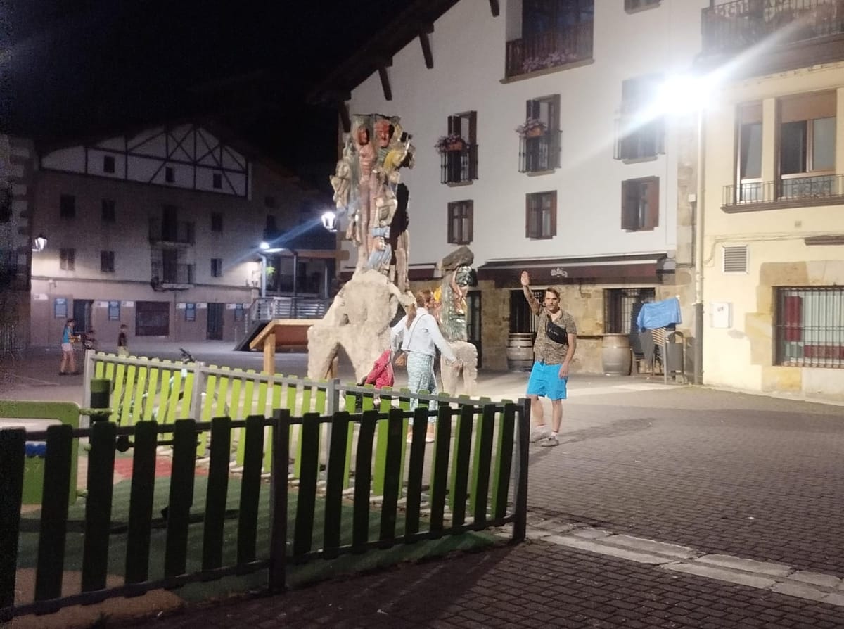 Una persona realiza gritos y gestos nazis en Altsasu