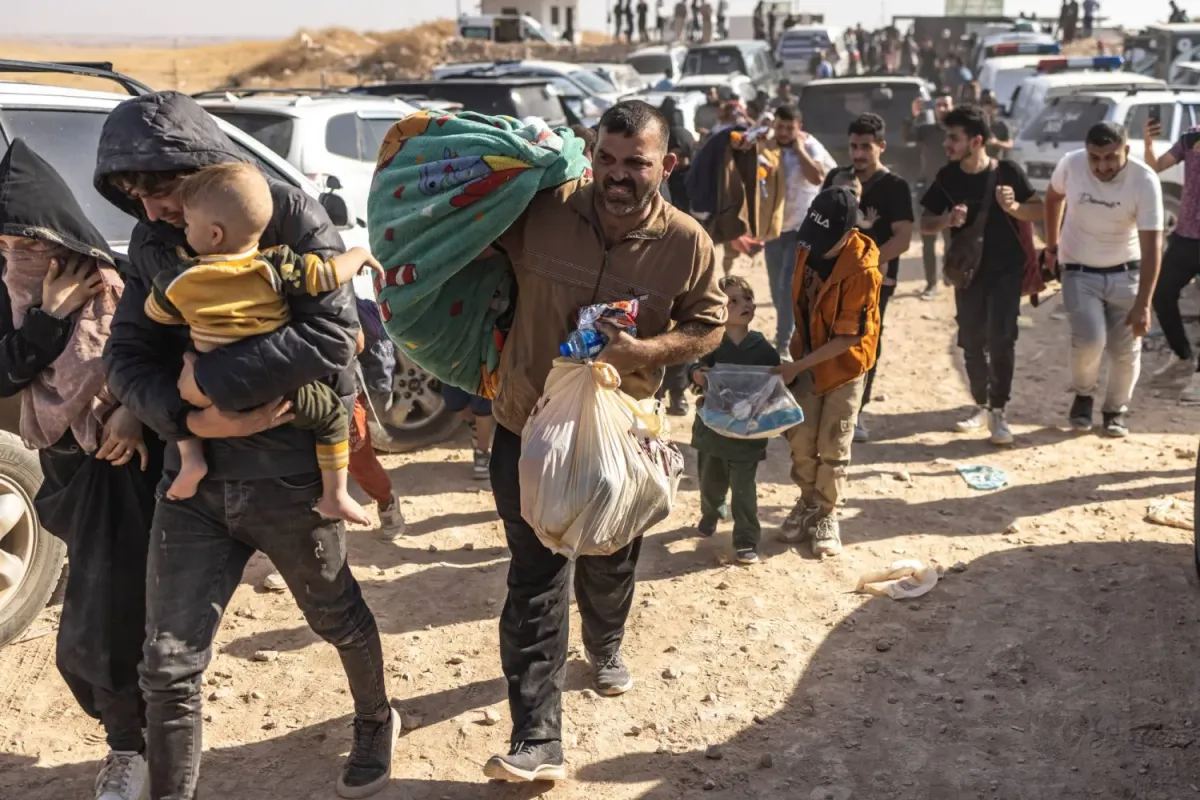 Se dispara el éxodo de familias en el sur de Siria por combates y nuevos bombardeos israelíes