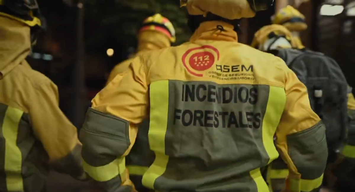 Bomberos forestales de Madrid protestan en la sede TRAGSA