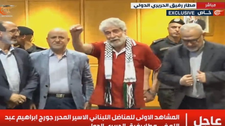 Abdallah llega a Beirut con el puño en alto