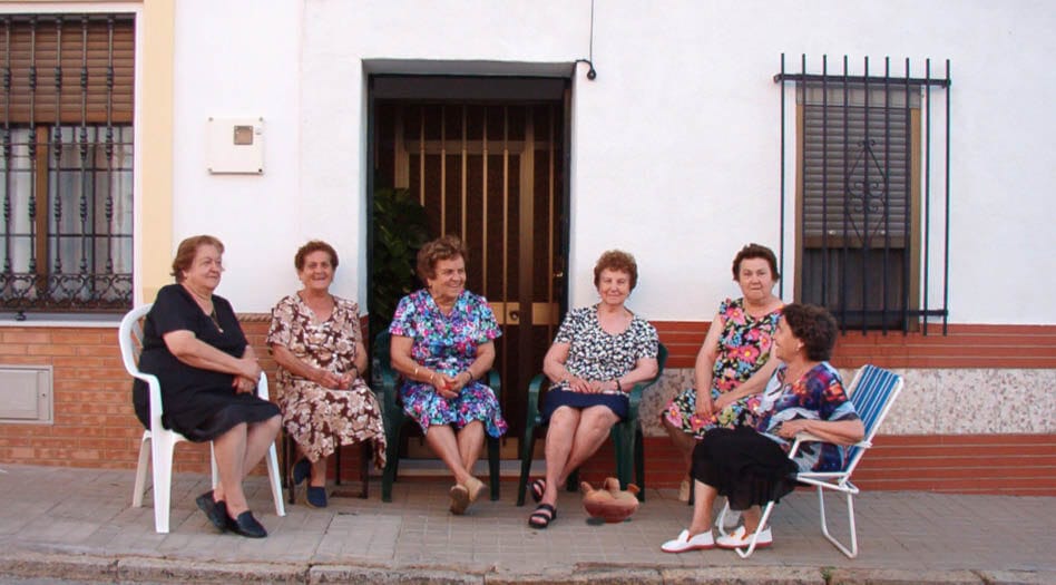 Barcelona prohibirá “tomar la fresca”: multas de hasta 500 euros por sentarse en portales o aceras