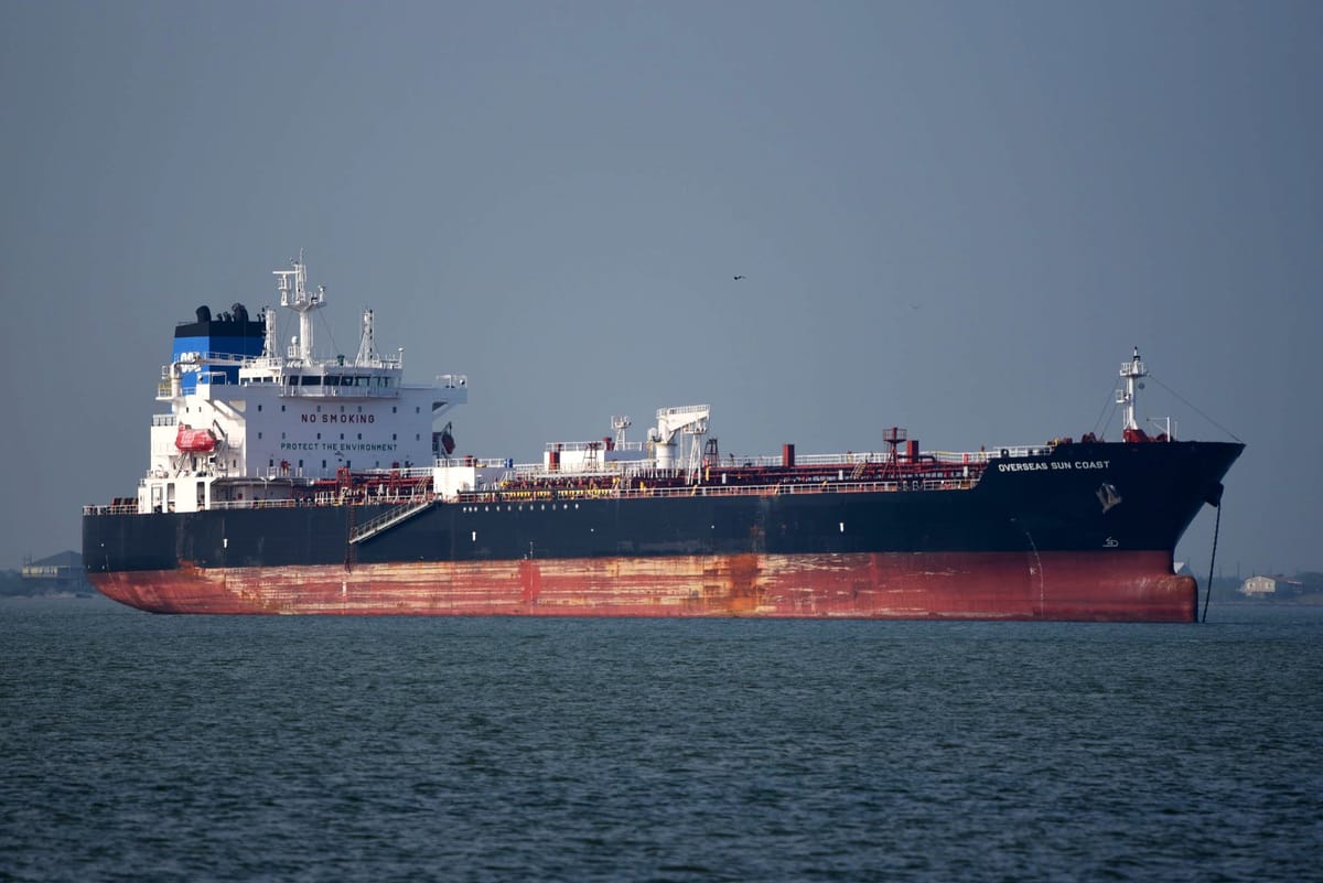El buque Overseas Suncoast, con combustible militar para Israel, fondea en Barcelona