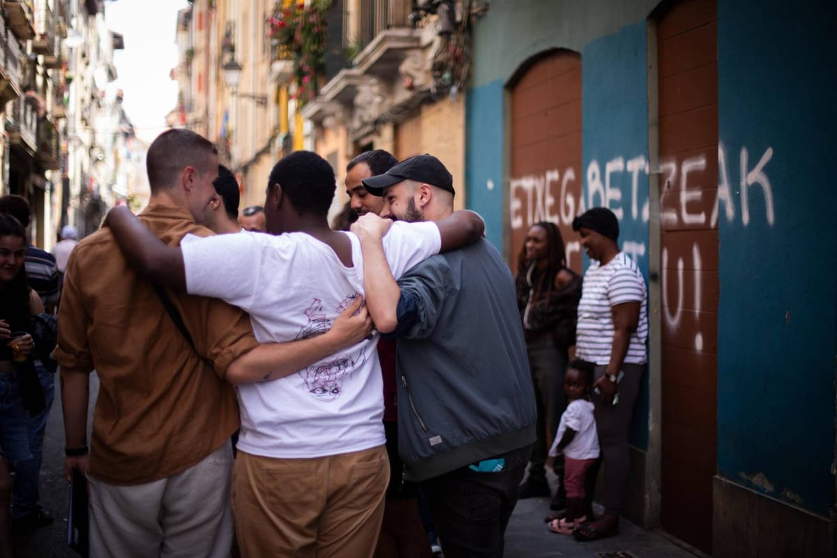 La familia desalojada ilegalmente en Iruñea hace dos semanas entra en un piso municipal vacío