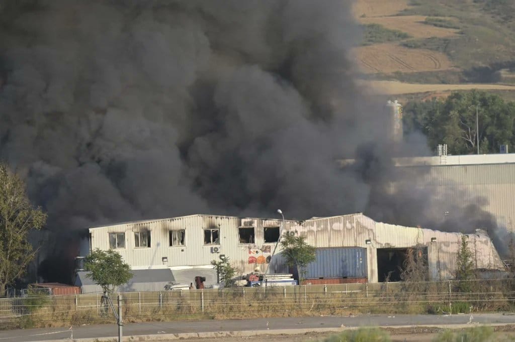 Incendio en planta de baterías de Azuqueca de Henares obliga a confinar a 60.000 personas por humo tóxico
