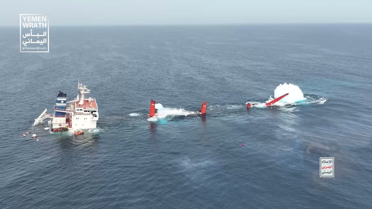 Los 'hutíes' hunden dos buques en el mar Rojo