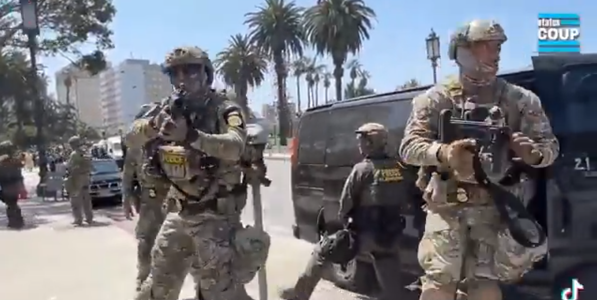 Soldados federales encañonan a periodistas en Los Ángeles