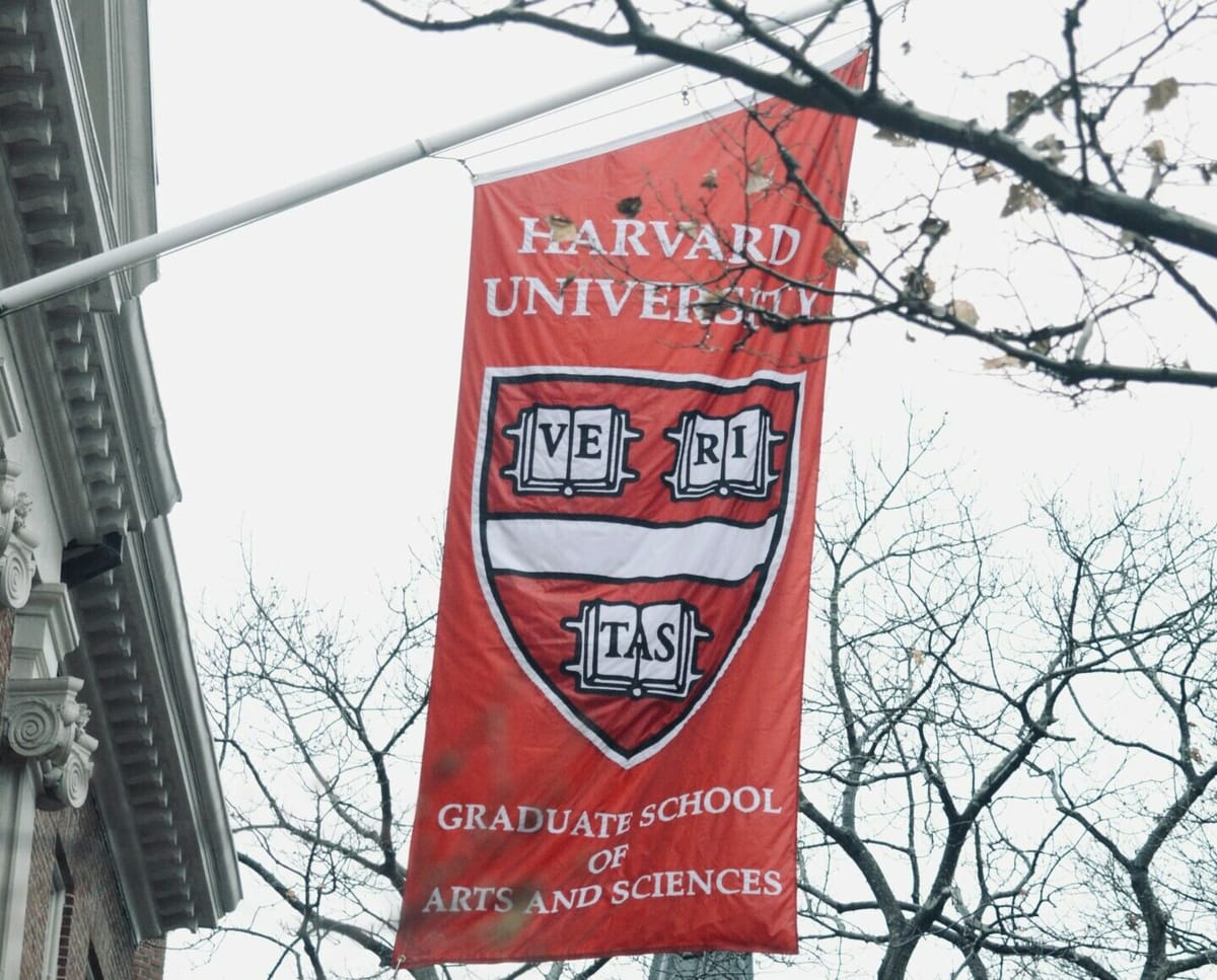 Harvard cede ante Trump y cierra sus oficinas de diversidad