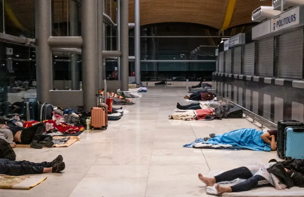 AENA expulsa a personas sin hogar en Barajas tras la apertura de un "albergue temporal" en Madrid
