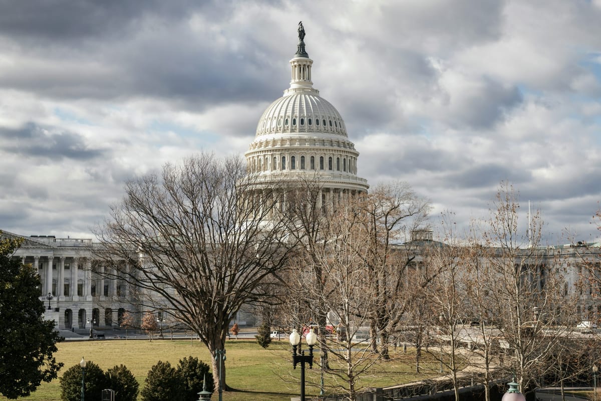 El Senado de EE. UU. aprueba la ampliación de los recortes fiscales y sociales de Trump