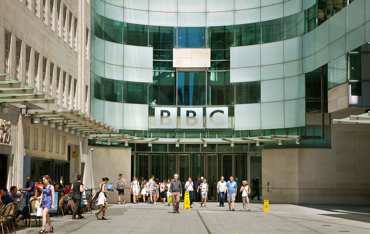 Motín en interno en la BBC: más de 300 trabajadores y colaboradores denuncian sesgo proisraelí y censura