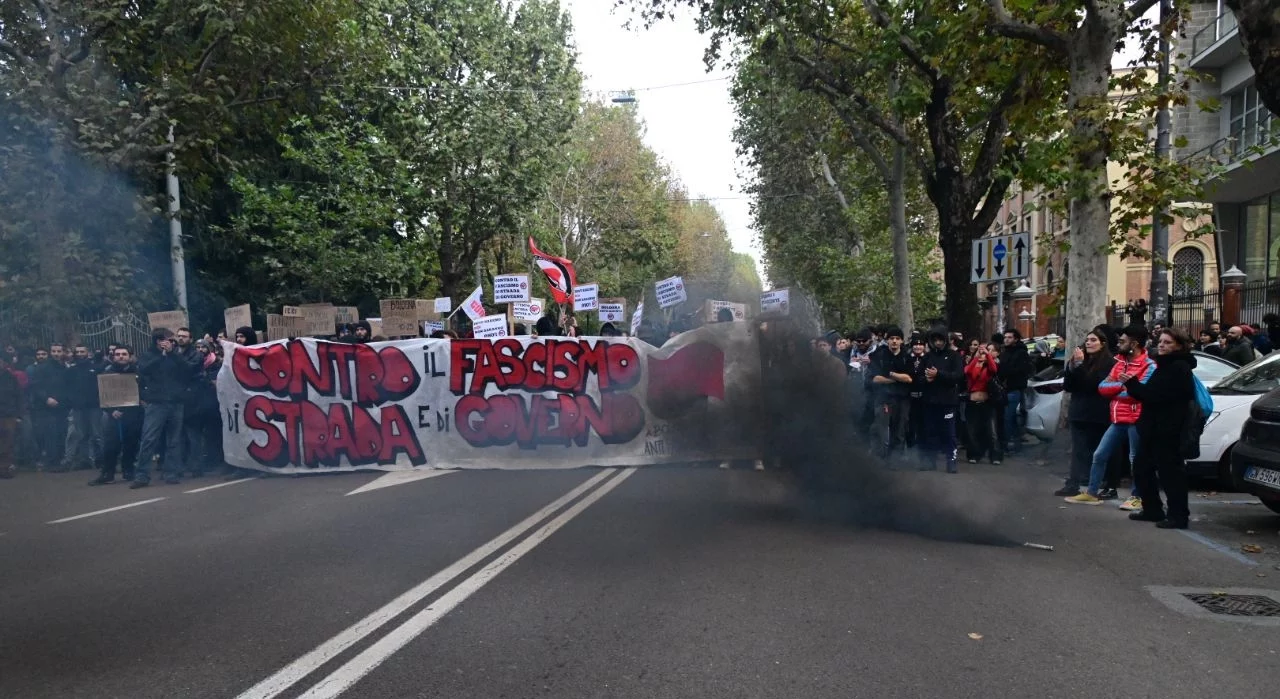 Marcha antifascista en Bolonia