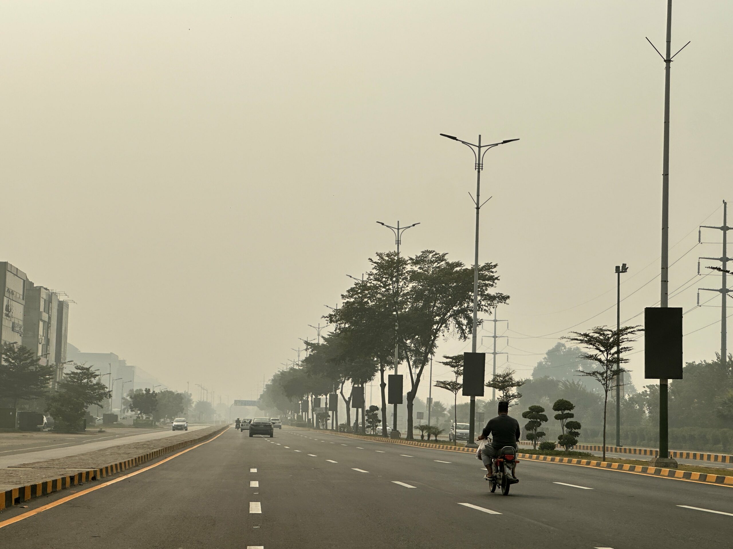 Lahore cierra varios espacios públicos y escuelas primarias por contaminación extrema