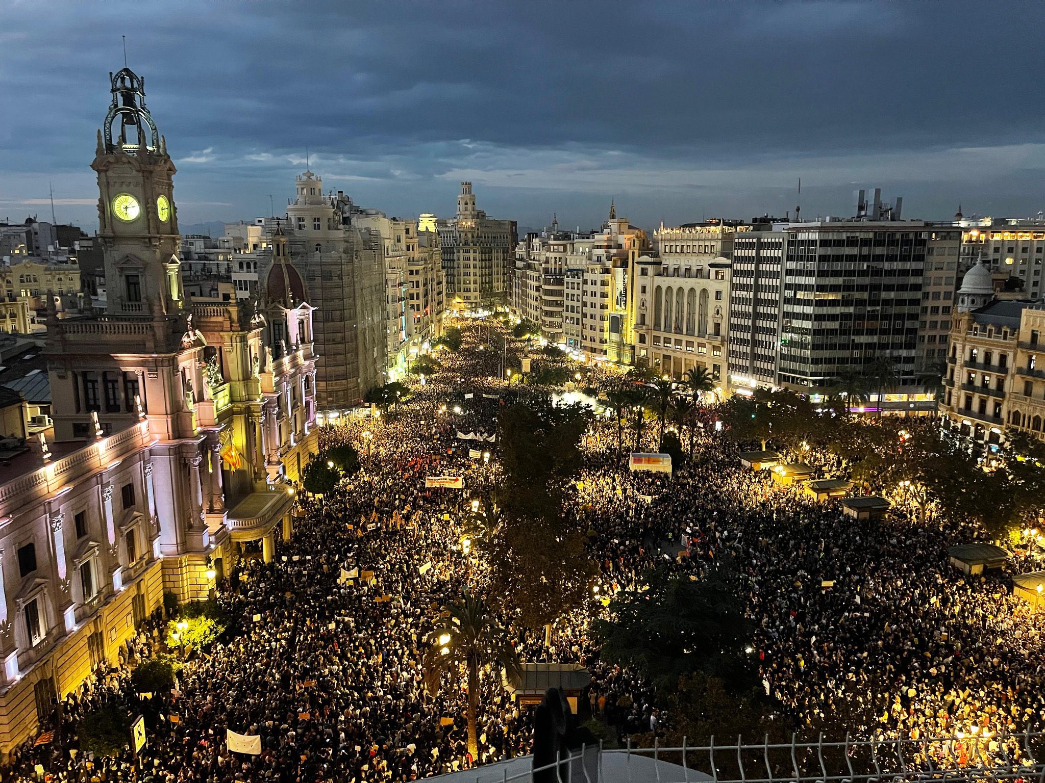 130.000 personas se manifiestan en Valencia en protesta por la gestión de la DANA