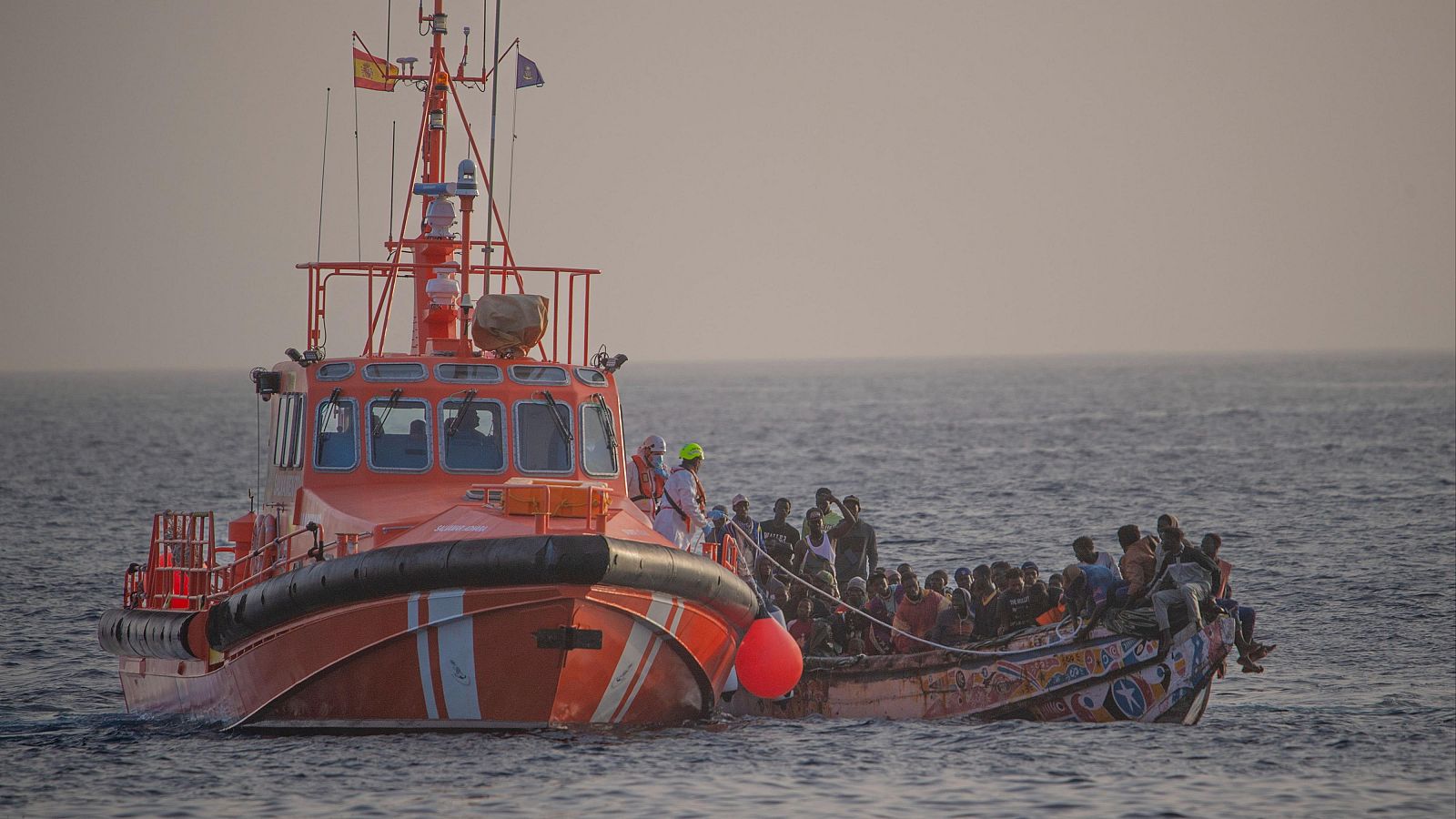 Dos muertos y siete desaparecidos en el naufragio de una patera en la costa de Almería