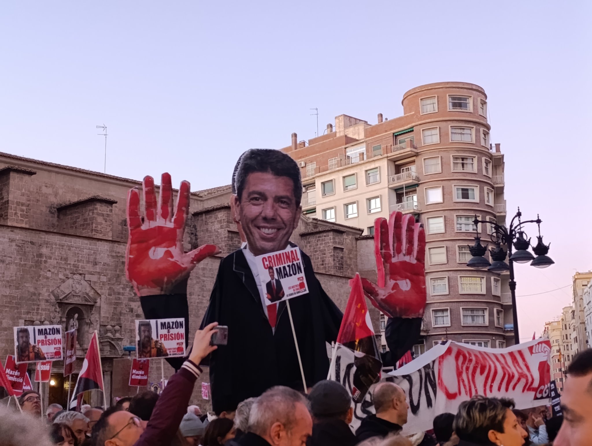 Tercera manifestación masiva exige la dimisión de Mazón tras la DANA