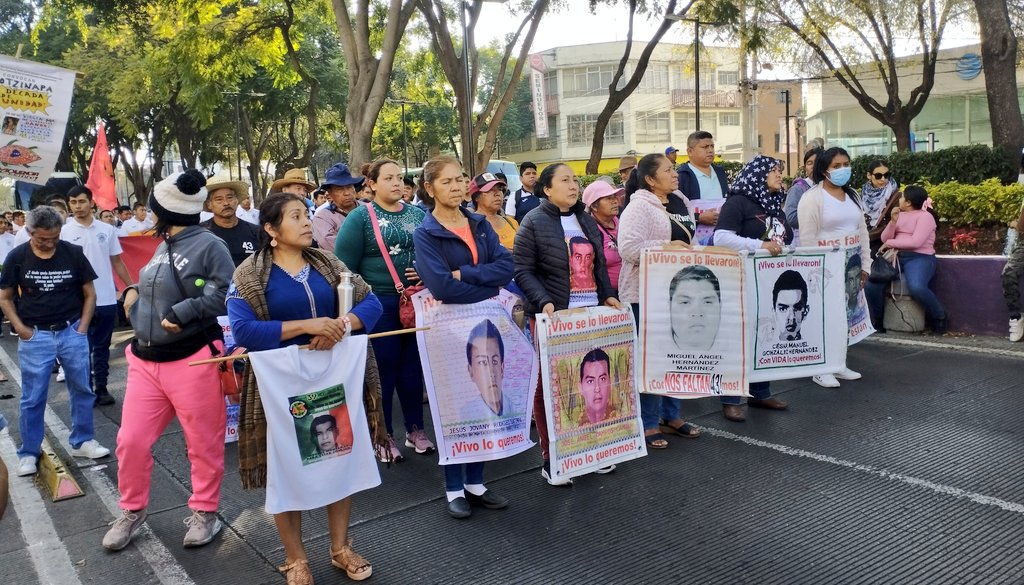 Familias de los 43 de Ayotzinapa peregrinan hasta la Basílica de Guadalupe, en señal de protesta