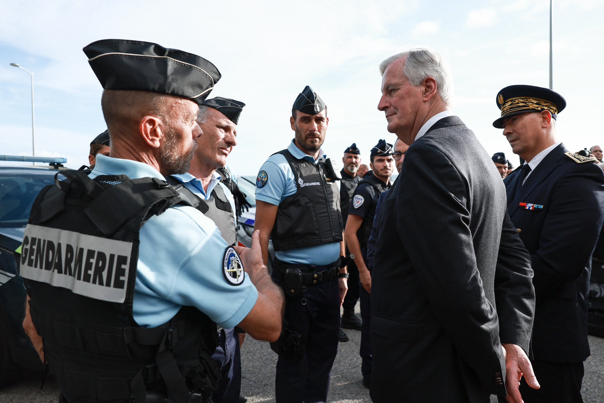 Tormenta política en París: Michel Barnier se enfrenta a dos mociones de censura que podrían tumbar su gobierno