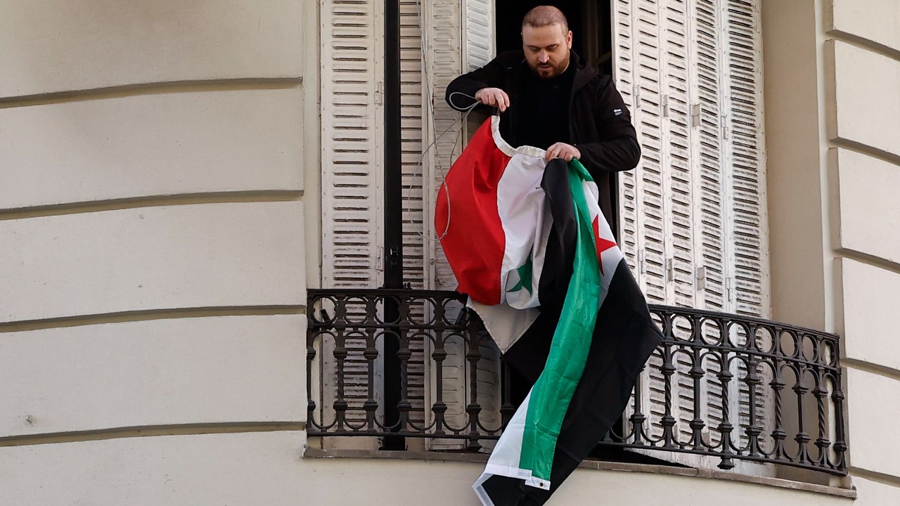 Cambian de bandera en la embajada de Siria de Madrid