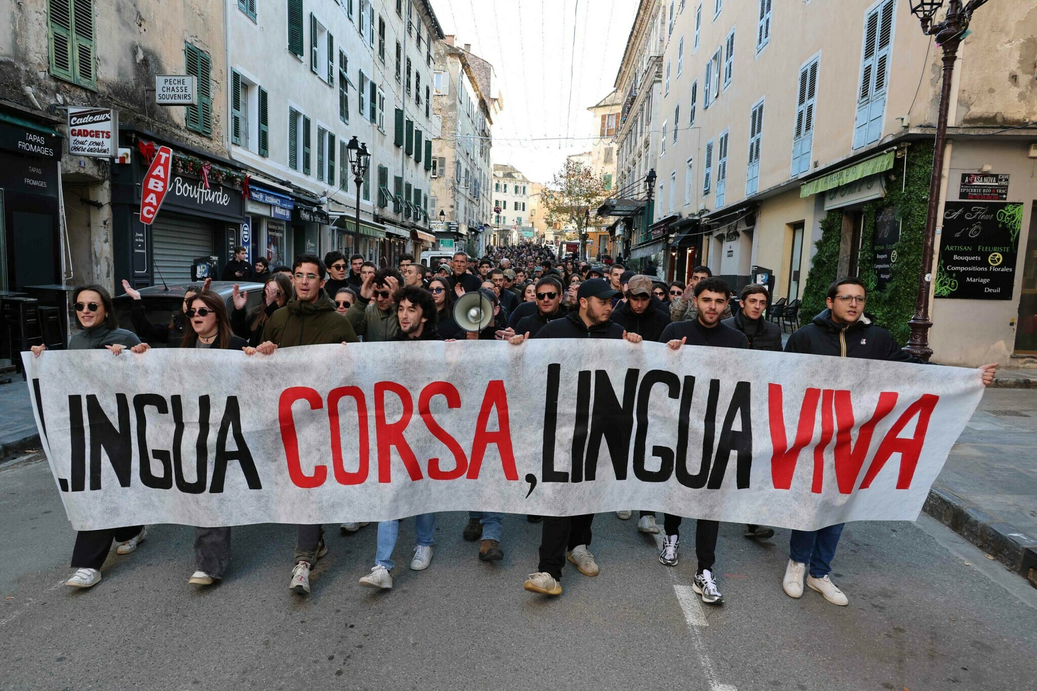 La justicia francesa prohíbe el uso del corso en la Asamblea de Corsica