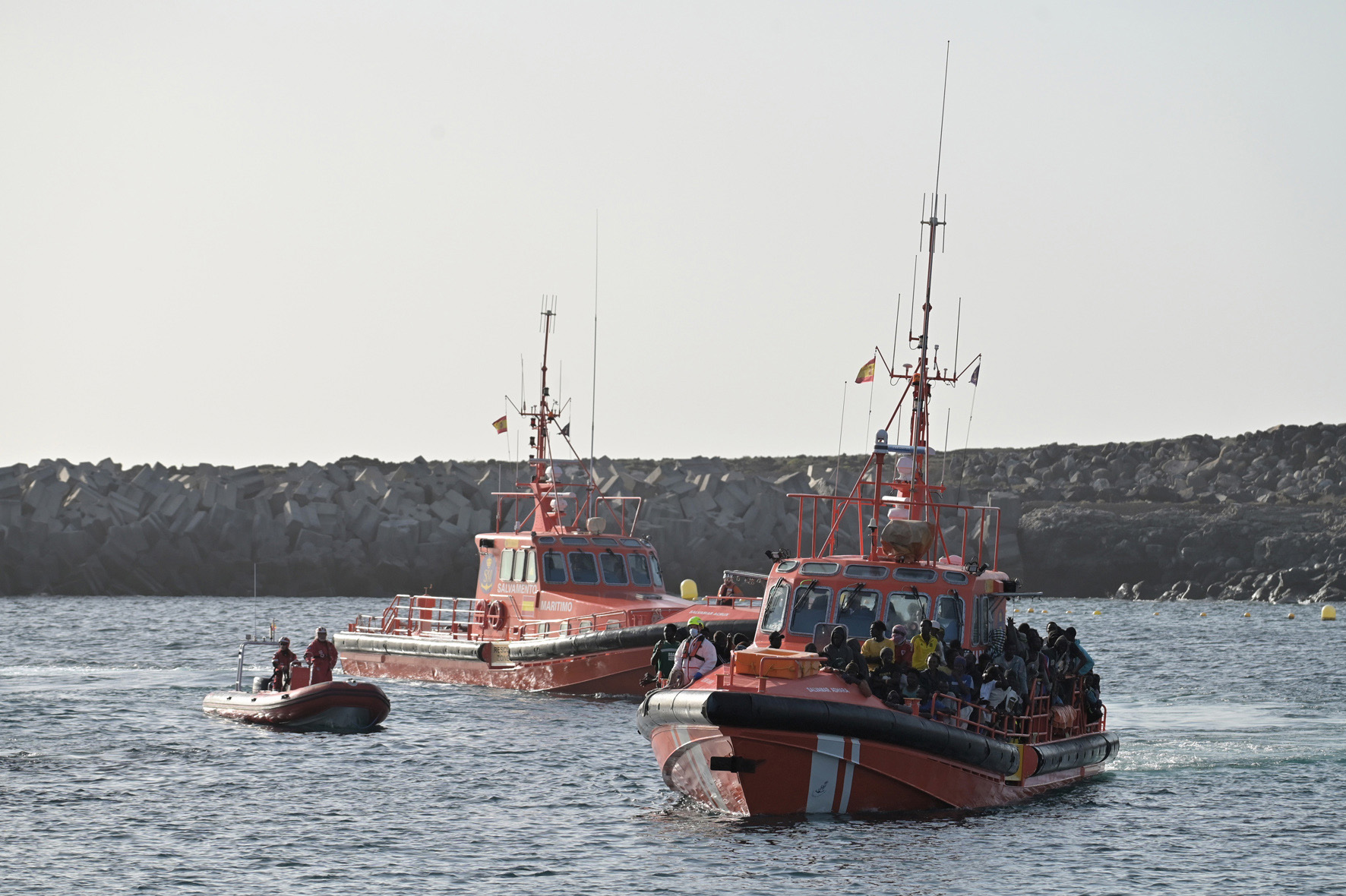 Rescatadas 21 personas llegadas en una nueva patera a dos millas al sureste de Mallorca