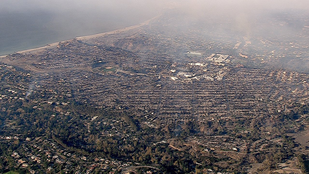 Avanza la extinción de incendios en Palisades y Eaton, mientras se implementan medidas de recuperación