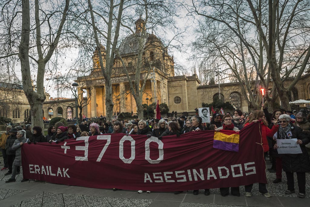 Manifestación multitudinaria en Iruñea exigiendo la demolición del Monumento a los Caídos