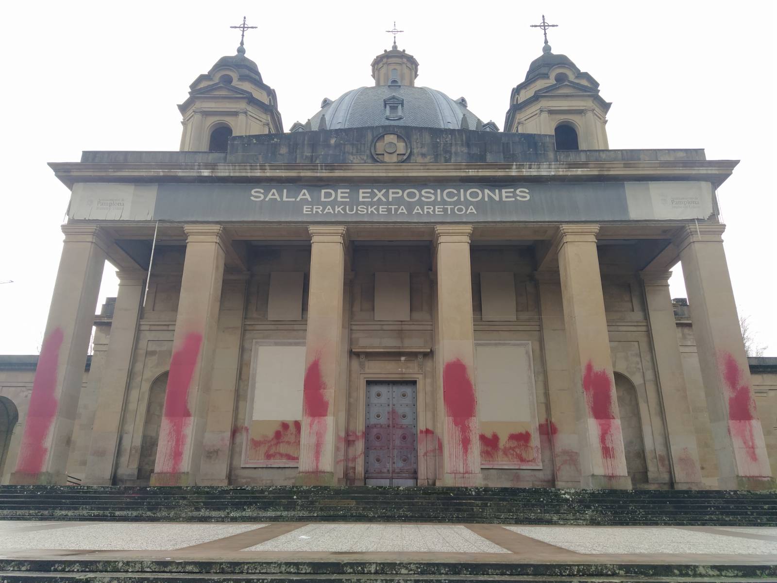 Marcaje al Monumento a los Caídos en Iruñea