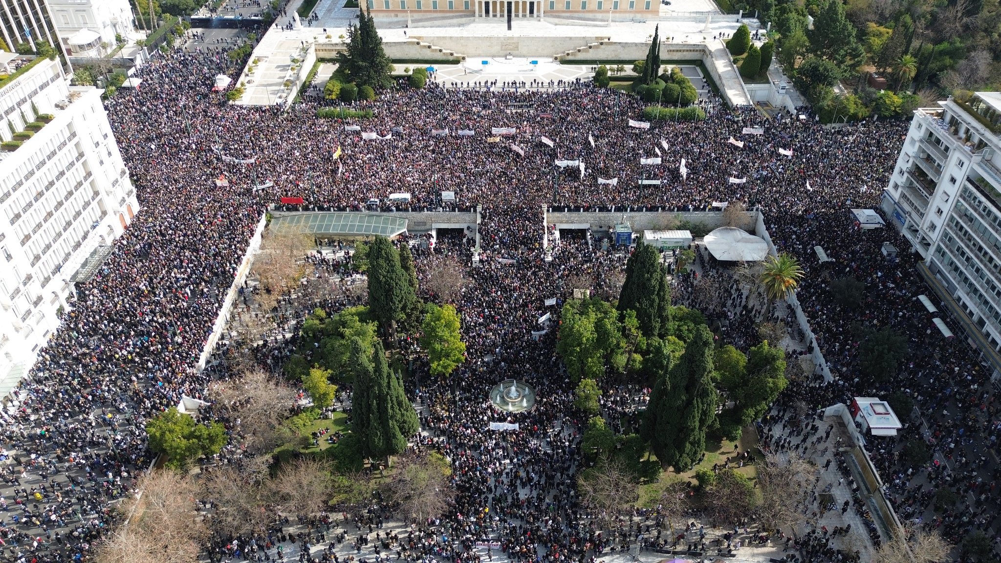 Protestas masivas en Grecia exigen respuestas dos años después de la tragedia ferroviaria de Tempi