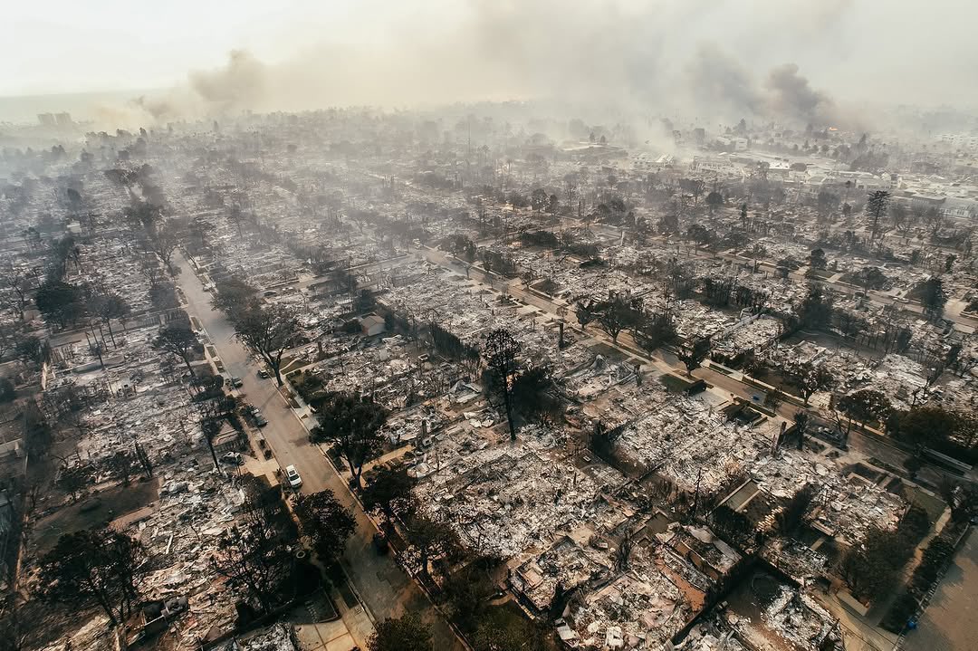 Los Ángeles enfrenta el peor incendio de su historia con insuficiencia de agua y bomberos